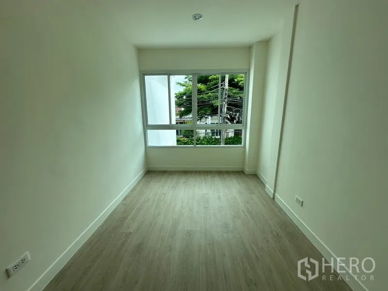 带办公室的家 出租在Khlong Toei, Bangkok - 狭长卧室，宽窗与浅色木地板。