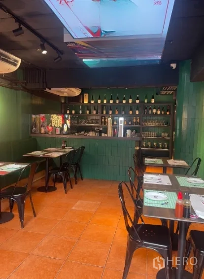 店屋 出租在Watthana, Bangkok - 餐厅式用餐区，带吧台、绿色瓷砖和摆放整齐的餐桌。