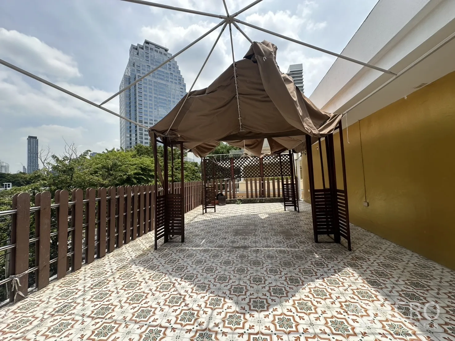 零售空间 出租在Bang Rak, Bangkok - 大型室外露台，花纹地砖与城市天际线景观。