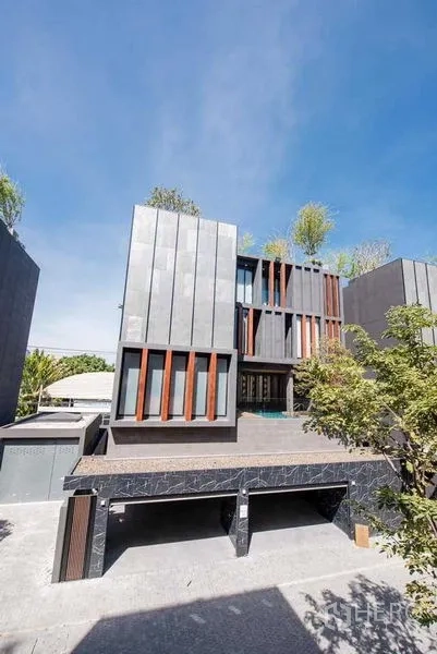 บ้าน ขายในPrawet, Bangkok - ด้านหน้าบ้านสมัยใหม่ พร้อมพื้นที่สีเขียวบนดาดฟ้าและที่จอดรถในร่ม