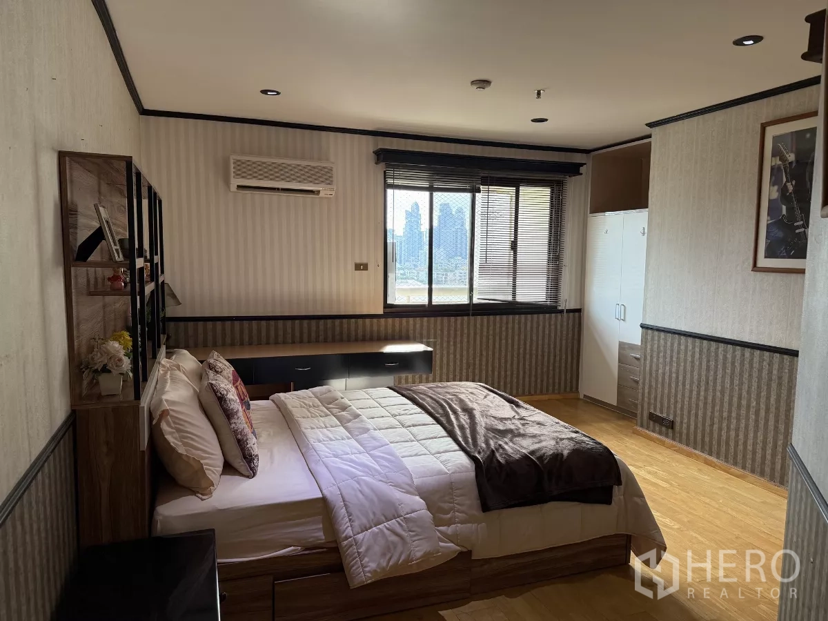 คอนโด ให้เช่าในWatthana, Bangkok - ห้องนอนอบอุ่น เตียงคู่ ผนังลายทาง มู่ลี่หน้าต่าง และวิวสกายไลน์.