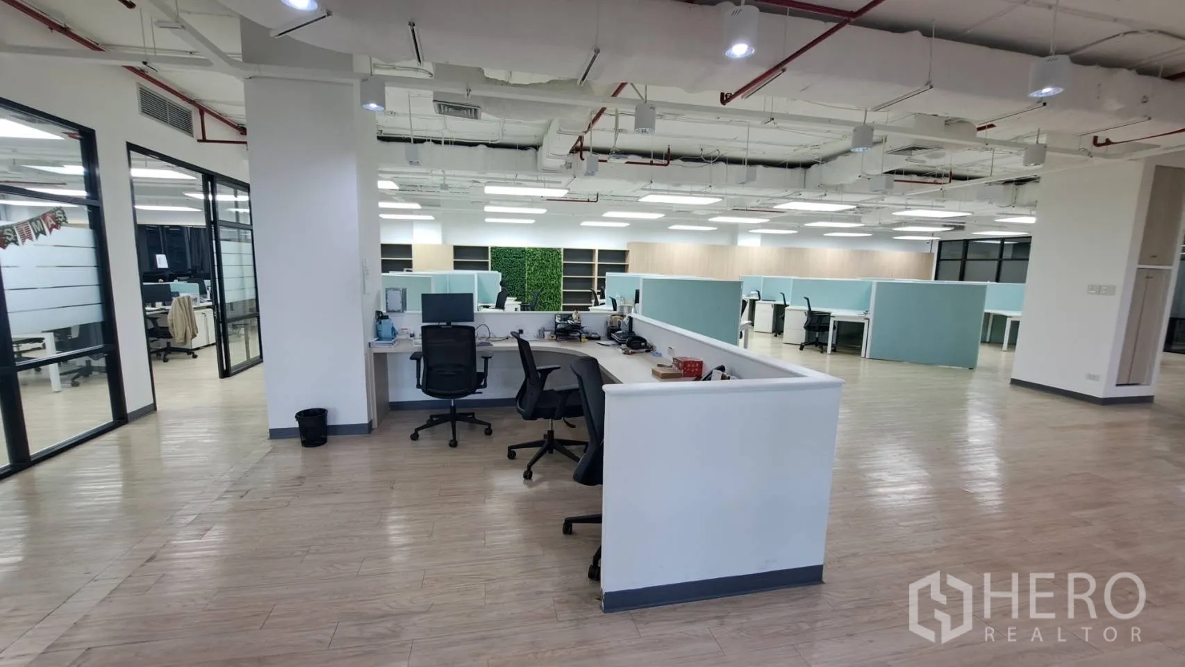 办公空间 出租在Yan Nawa, Bangkok - 前台接待区通向宽敞的开放式办公室和书架