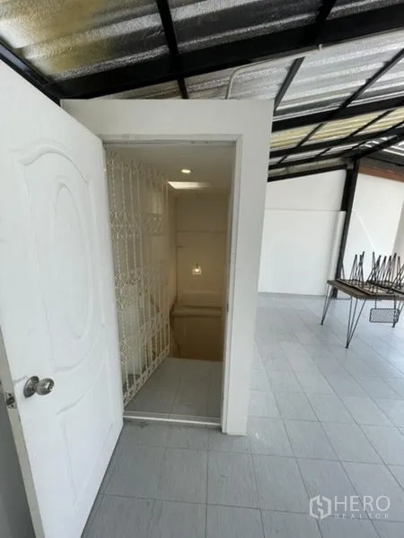 联排别墅 出租在Phra Khanong, Bangkok - 屋顶通往楼梯的门，带安全栅门。