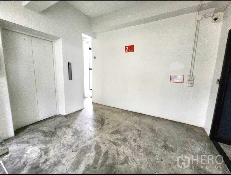 Office Space for rent or sale in Din Daeng, Bangkok - Second-floor lobby with elevator access and polished concrete flooring.