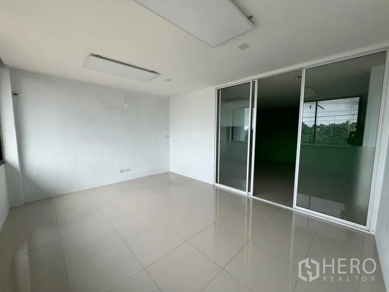 货栈 出租在Bang Phli, Samut Prakan - 明亮办公室，吊顶灯板与茶色玻璃隔断。