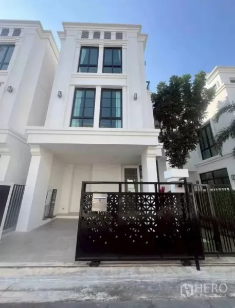 บ้าน ให้เช่าในLat Phrao, Bangkok - บ้านเดี่ยวสีขาวสไตล์โมเดิร์นสูง 3 ชั้น ประตูรั้วเหล็กเลื่อน พร้อมที่จอดรถมีหลังคา ย่านลาดพร้าว