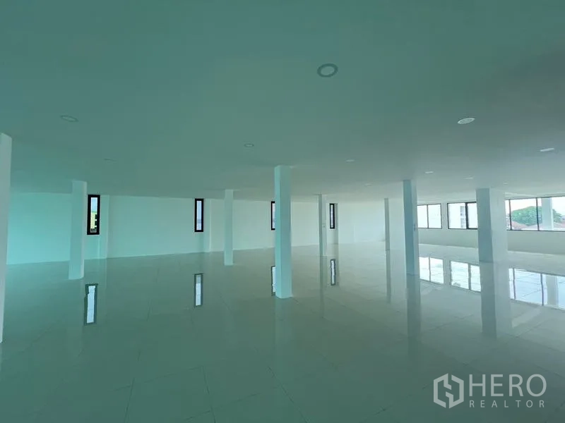 Office Space for rent or sale in Wang Thonglang, Bangkok - Corner office space with pillars and full-height glazing.