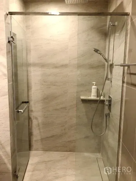 Condominium for rent in Watthana, Bangkok - Separate glass shower enclosure with rain shower and handheld set.