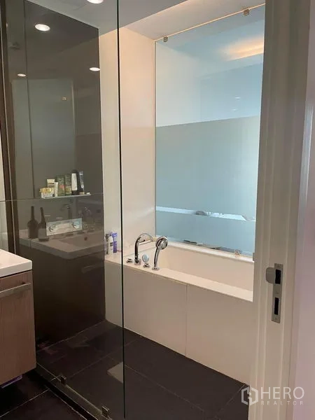 公寓 出租在Pathum Wan, Bangkok - 带玻璃隔断和浸泡浴缸的浴室