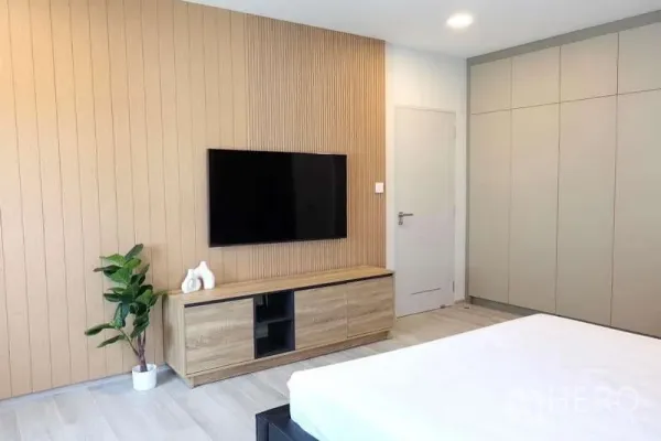 บ้าน ให้เช่าในBang Phli, Samut Prakan - ห้องนอนกว้าง ผนังลายไม้ ติดทีวีและตู้บิลท์อิน