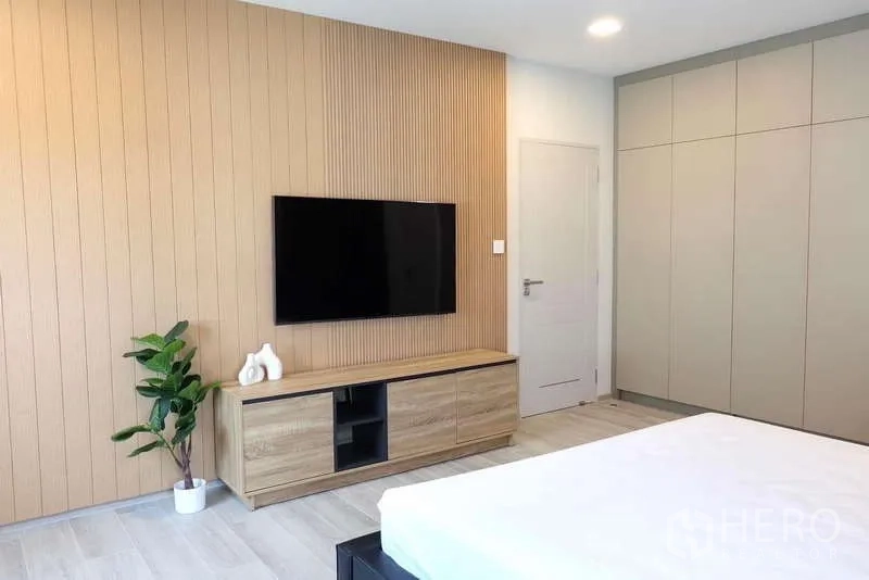 บ้าน ให้เช่าในBang Phli, Samut Prakan - ห้องนอนกว้าง ผนังลายไม้ ติดทีวีและตู้บิลท์อิน