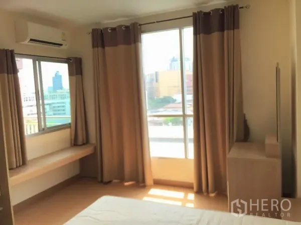 คอนโด ให้เช่าในWatthana, Bangkok - ห้องนอนสว่าง มีหน้าต่างบานใหญ่ ผ้าม่าน เครื่องปรับอากาศ และวิวเมือง