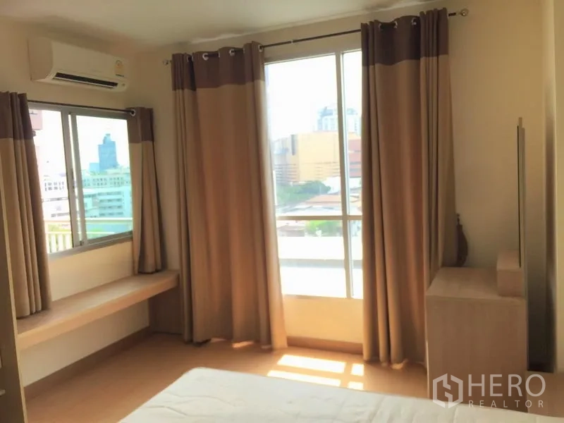 คอนโด ให้เช่าในWatthana, Bangkok - ห้องนอนสว่าง มีหน้าต่างบานใหญ่ ผ้าม่าน เครื่องปรับอากาศ และวิวเมือง