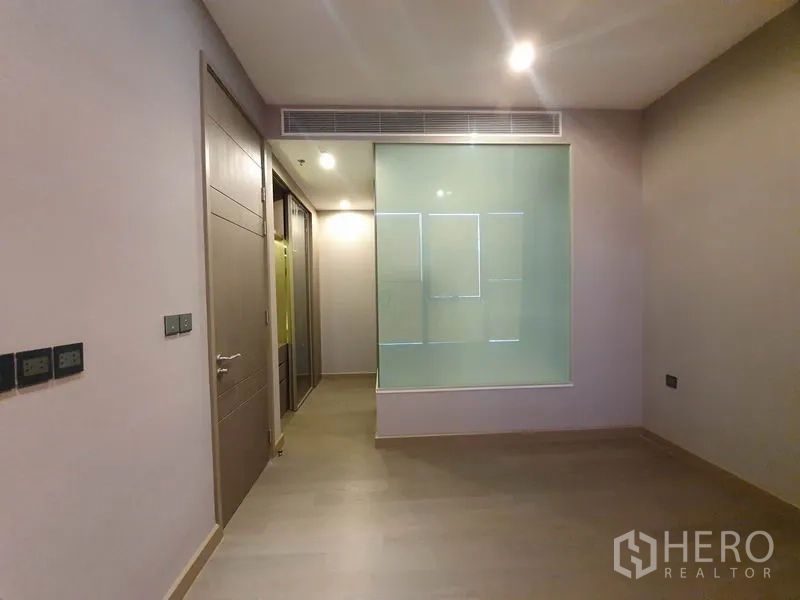 คอนโด ให้เช่าในHuai Khwang, Bangkok - ห้องนอนมีผนังกระจกมองไปยังห้องน้ำ และโถงตู้เสื้อผ้าบิลต์อิน