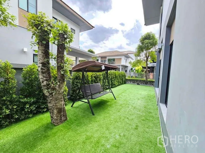 独立式住宅 出租在Prawet, Bangkok - 私家庭院草坪，配秋千、绿篱与成树
