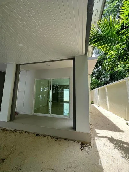 บ้าน ขายในPrawet, Bangkok - เฉลียงทางเข้า ประตูกระจกบานเลื่อน และทางเดินทรายข้างบ้าน