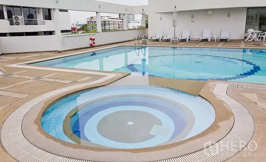 Condominium for rent in Watthana, Bangkok - Rooftop swimming pool with circular wading pool, sun loungers, and city views.