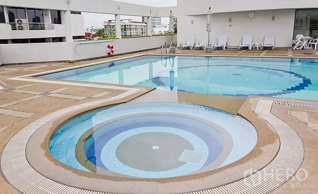 Condominium for rent in Watthana, Bangkok - Rooftop swimming pool with circular wading pool, sun loungers, and city views.