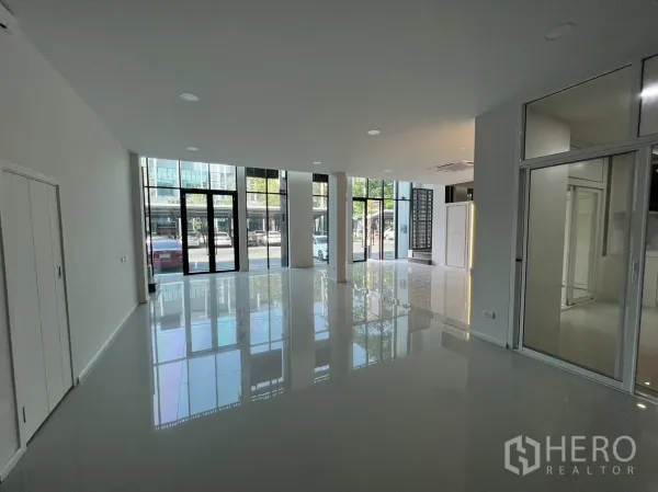 Home Office for rent in Bang Phli, Samut Prakan - Spacious ground‑floor showroom with multiple glass doors and internal partitions.