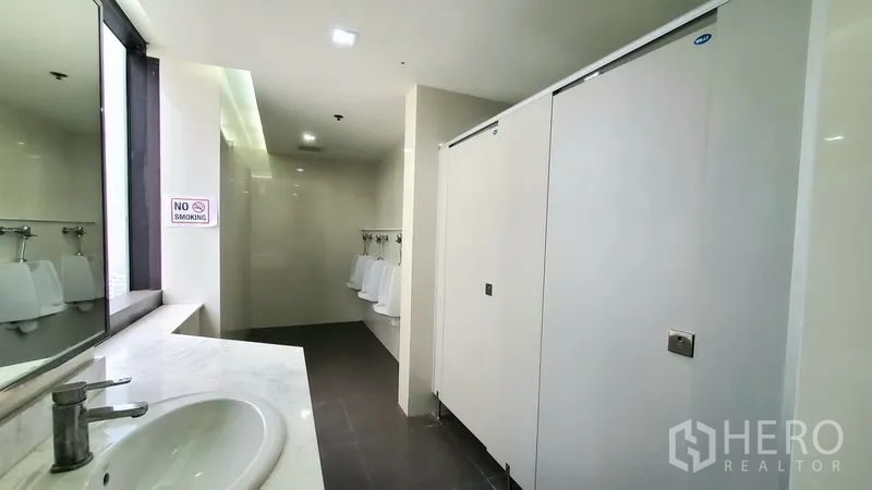 สำนักงาน ให้เช่าในWatthana, Bangkok - ห้องน้ำชายสะอาด แยกโถปัสสาวะ ห้องส้วม และอ่างล้างหน้าหินอ่อน