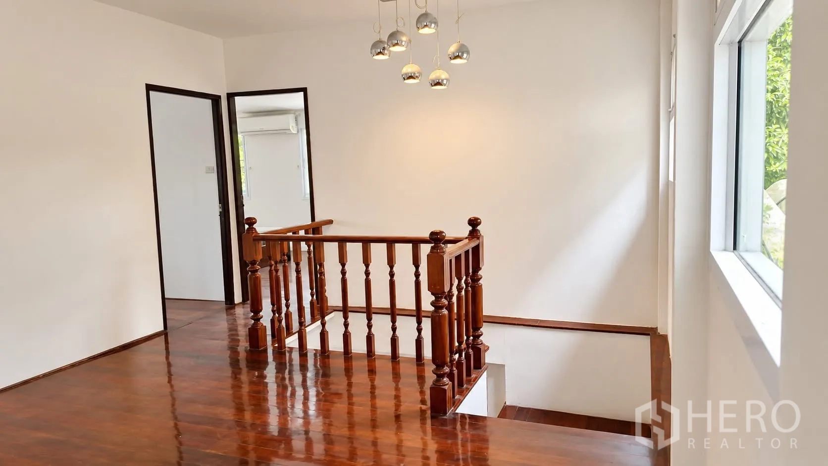 บ้านเดี่ยว for rent in Khlong Toei, Bangkok - โถงชั้นบนพร้อมบันไดและพื้นไม้ขัดเงา มีโคมไฟห้อยตกแต่ง
