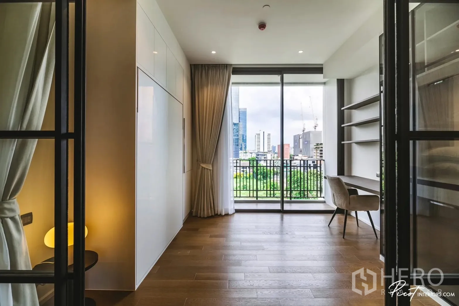 คอนโด for rent in Pathum Wan, Bangkok - ห้องสว่างพร้อมโต๊ะทำงานและชั้นวางของ เปิดออกสู่ระเบียงชมวิวเมือง