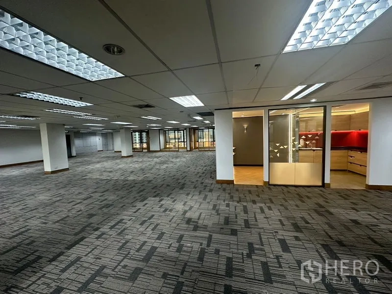 办公空间 出租在Khlong Toei, Bangkok - 宽敞楼层，玻璃会议室与红色点缀柜台