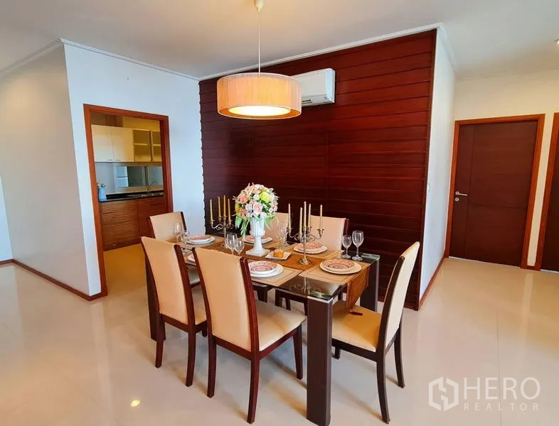 Apartment for rent in Khlong Toei, Bangkok - Large twin bedroom with hardwood floors, study desk and wraparound windows.