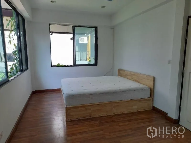บ้าน ให้เช่าในPrawet, Bangkok - ห้องนอนสว่าง พื้นไม้ หน้าต่างบานใหญ่ และเตียงลิ้นชักบิวท์อิน