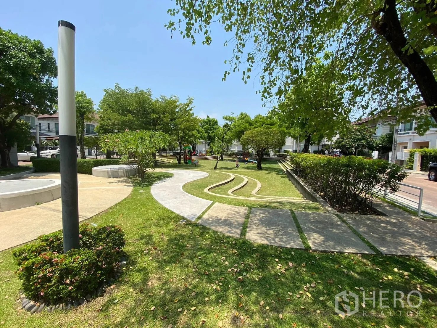 独栋房屋 for rent in Mueang Samut Prakan, Samut Prakan - 绿化公园，蜿蜒步道与树荫休憩区。