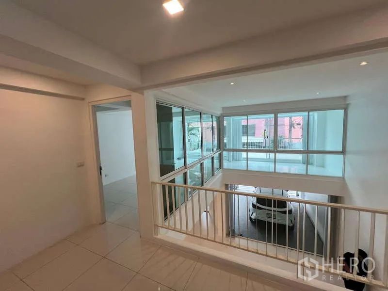 带办公室的家 出租在Khlong Toei, Bangkok - 二层走廊，栏杆与玻璃分隔，连通卧室与办公室。