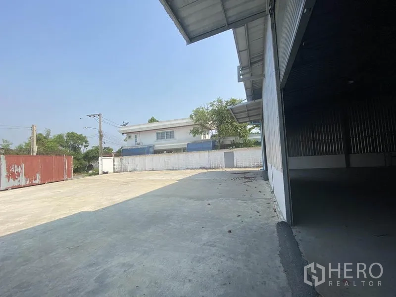 货栈 出租在Prawet, Bangkok - 装卸区侧视图，宽阔硬化车道、围墙与出入口大门清晰可见。