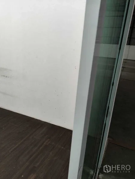 货栈 出租在Bang Kapi, Bangkok - 带玻璃隔断的小型办公室，直通仓库地面。