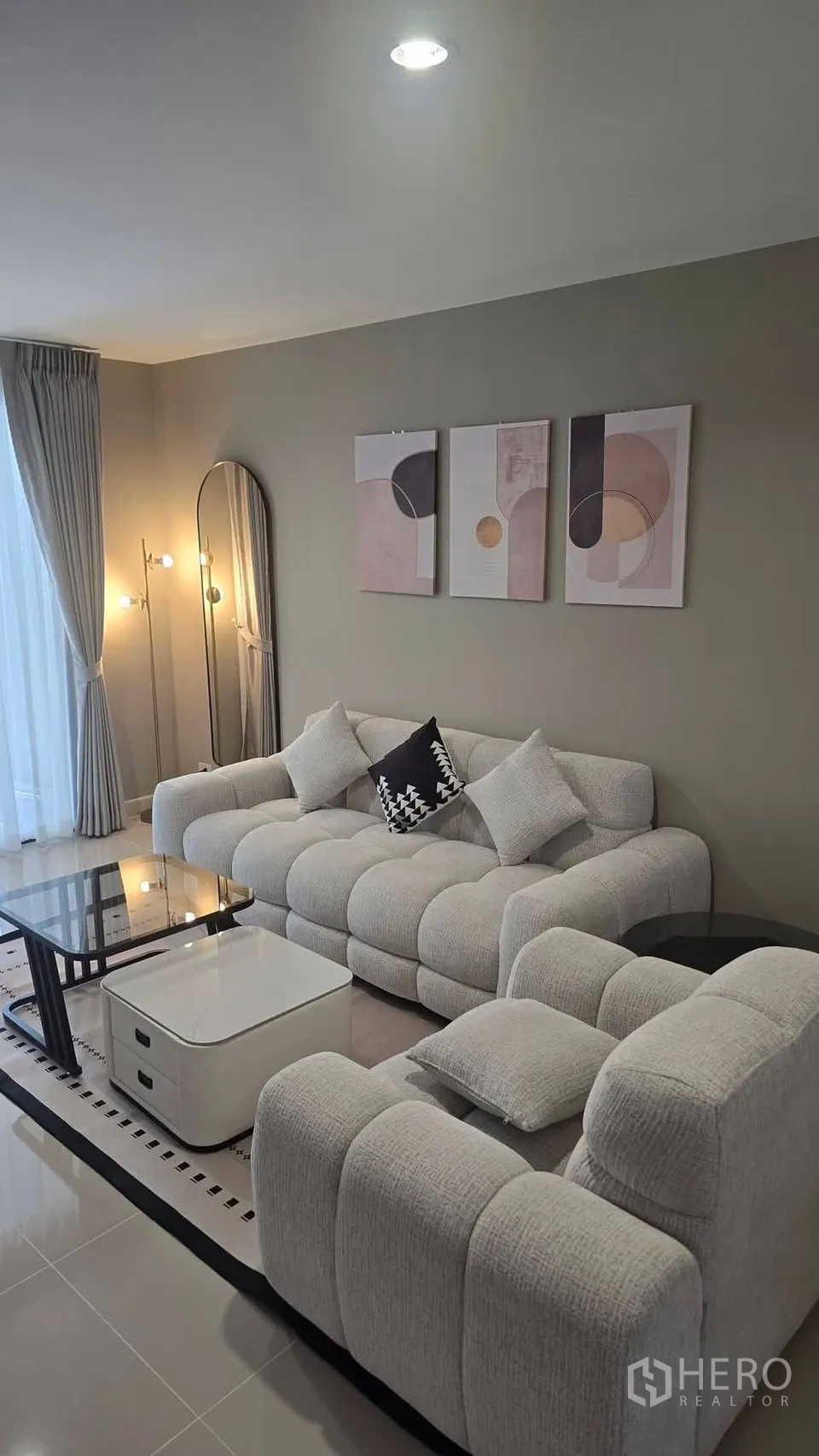 ทาวน์เฮาส์ for rent in Bang Phli, Samut Prakan - ห้องนั่งเล่นหรู โซฟาบุผ้านุ่ม แสงไฟสวย และโต๊ะกระจก