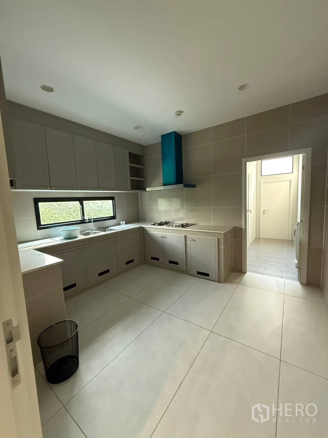 独栋房屋 for rent in Bang Kapi, Bangkok - 封闭式厨房，L形橱柜，燃气灶与抽油烟机。