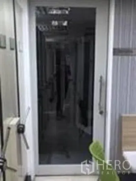 Office Space for rent in Khlong Toei, Bangkok - Glass entry door leading into an internal office corridor.