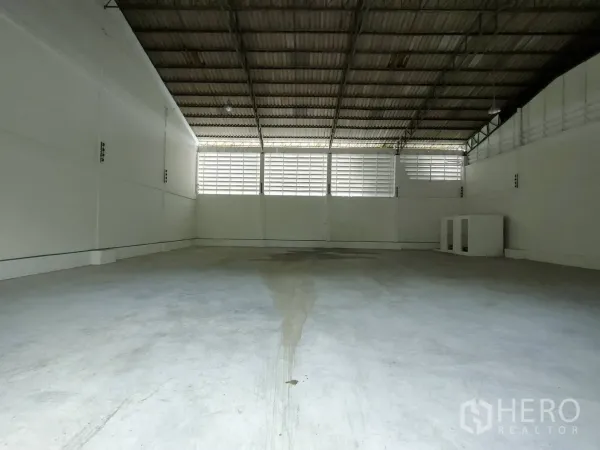 货栈 出租在Bang Sao Thong, Samut Prakan - 宽敞空置仓库，高金属屋顶、百叶窗和混凝土地面