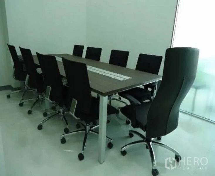 Factory for rent or sale in Wang Noi, Phra Nakhon Si Ayutthaya - Glass-partitioned meeting room with a long conference table and chairs.