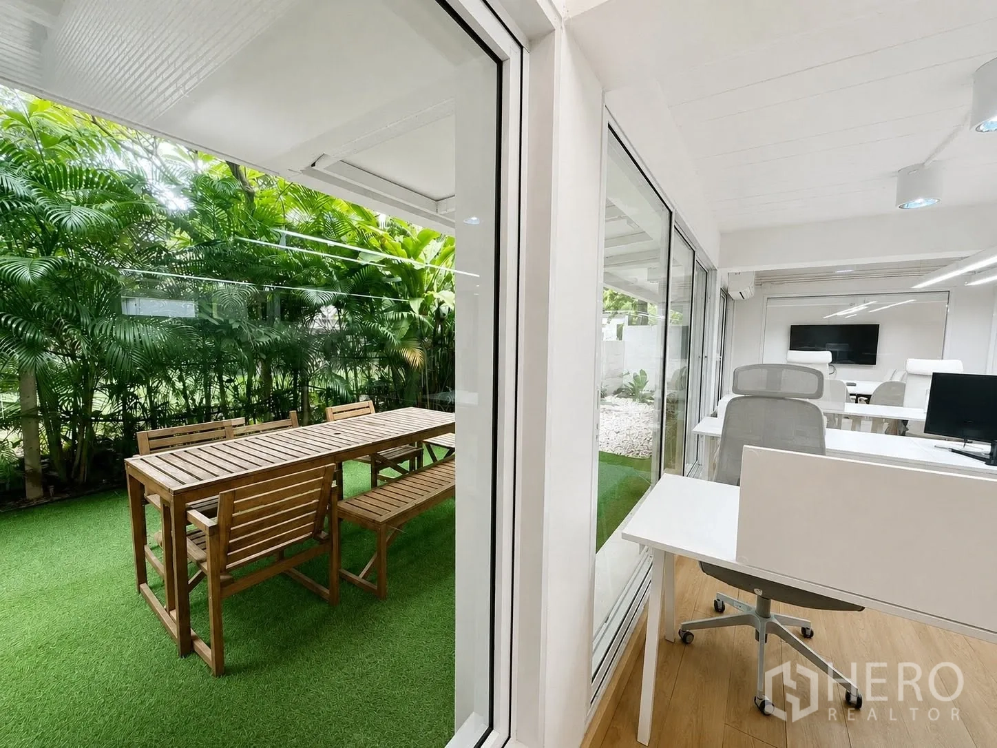 办公室 for rent in Phaya Thai, Bangkok - 工位透过大面积玻璃可观赏花园景观。