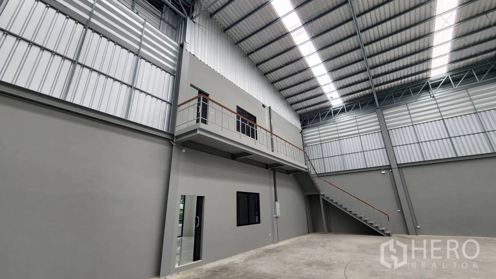 工厂 出租或出售在Bang Bo, Samut Prakan - 厂房内置办公盒体，设窗户与出入口，屋高采光好。