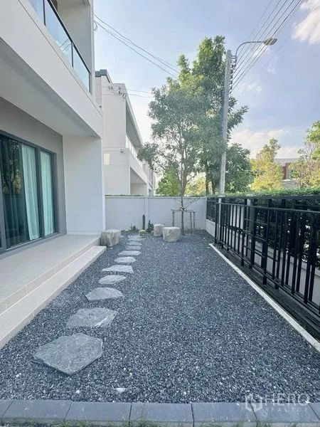 Detached House for rent or sale - Low-maintenance side yard with gravel, stepping stones, fence and mature trees.