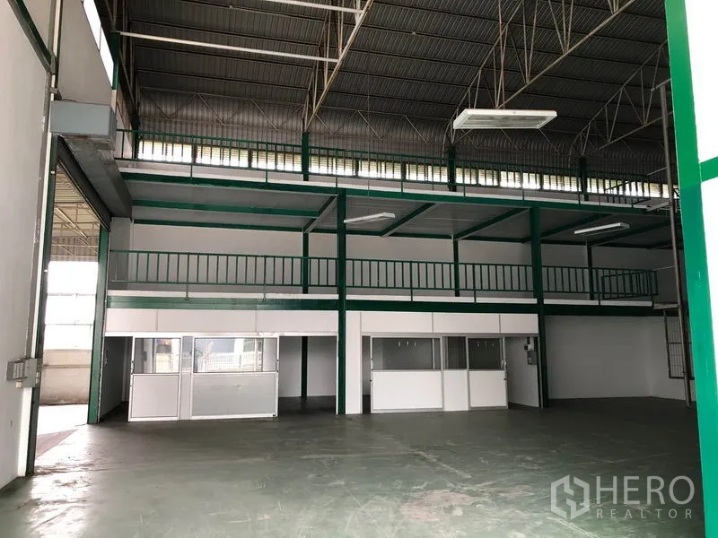 工厂 出租在Lam Luk Ka, Pathum Thani - 开阔生产空间，双侧夹层与一层隔断办公室