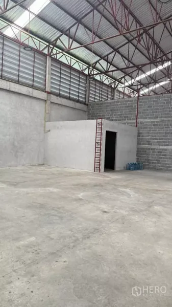 货栈 出租在Min Buri, Bangkok - 仓库角落设有内建办公室与梯子，旁为大面积混凝土地面。
