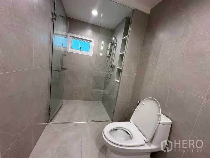 带办公室的家 出租在Khlong Toei, Bangkok - 灰色瓷砖浴室，玻璃围合的雨淋淋浴区。