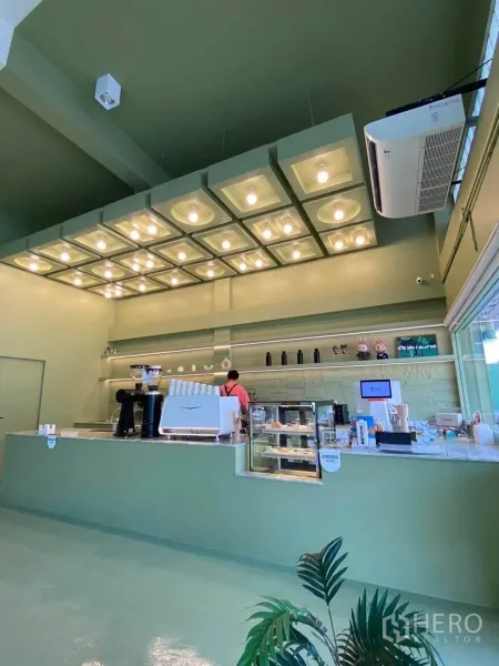 ตึกแถว for rent in Phra Khanong, Bangkok - เคาน์เตอร์สไตล์คาเฟ่เพดานสูง ไฟแบบกริด เครื่องชงกาแฟ และตู้กระจก โทนสีเขียวมิ้นต์