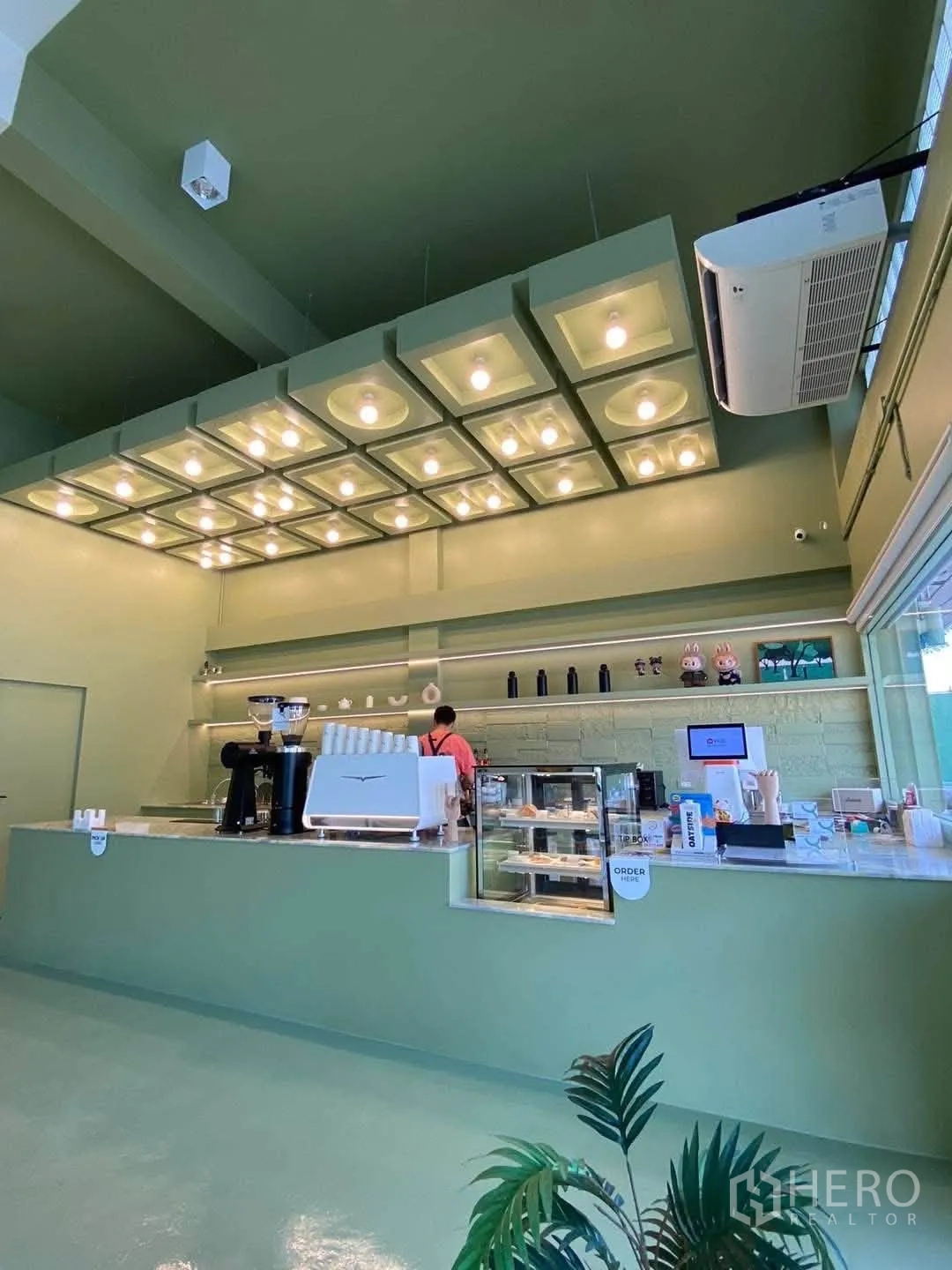 ตึกแถว for rent in Phra Khanong, Bangkok - เคาน์เตอร์สไตล์คาเฟ่เพดานสูง ไฟแบบกริด เครื่องชงกาแฟ และตู้กระจก โทนสีเขียวมิ้นต์