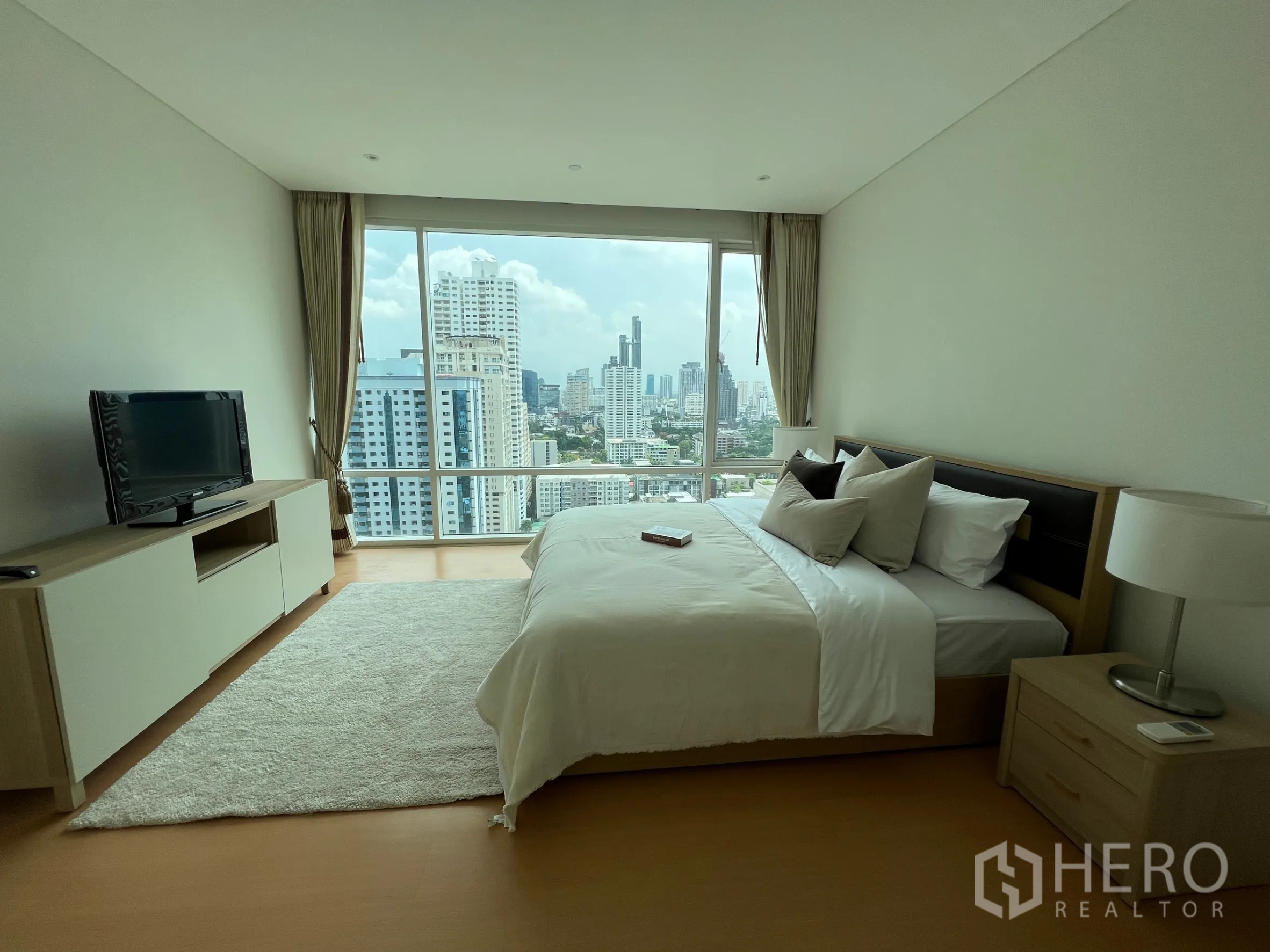 คอนโด ให้เช่าในWatthana, Bangkok - ห้องนอนหลักเตียงคิง ตู้วางทีวี และหน้าต่างบานกว้างมองเห็นวิวเมือง