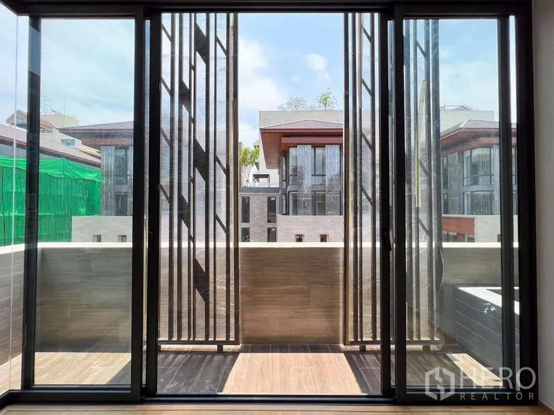 独立式住宅 出售在Yan Nawa, Bangkok - 通过推拉门望向小阳台与周边现代住宅