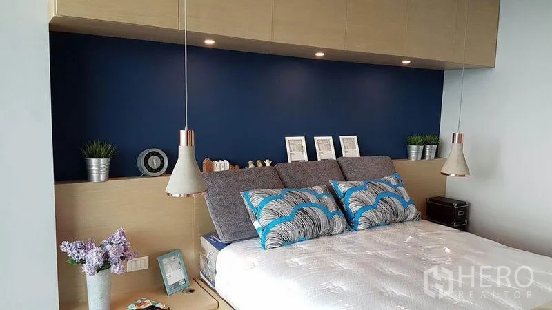 公寓 出租在Khlong San, Bangkok - 现代卧室，海军蓝背景墙，顶柜与床头吊灯