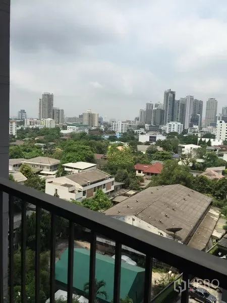 公寓 出租在Khlong Toei, Bangkok - 高楼层阳台视野，可眺望素坤逸天际线与周边绿意社区。
